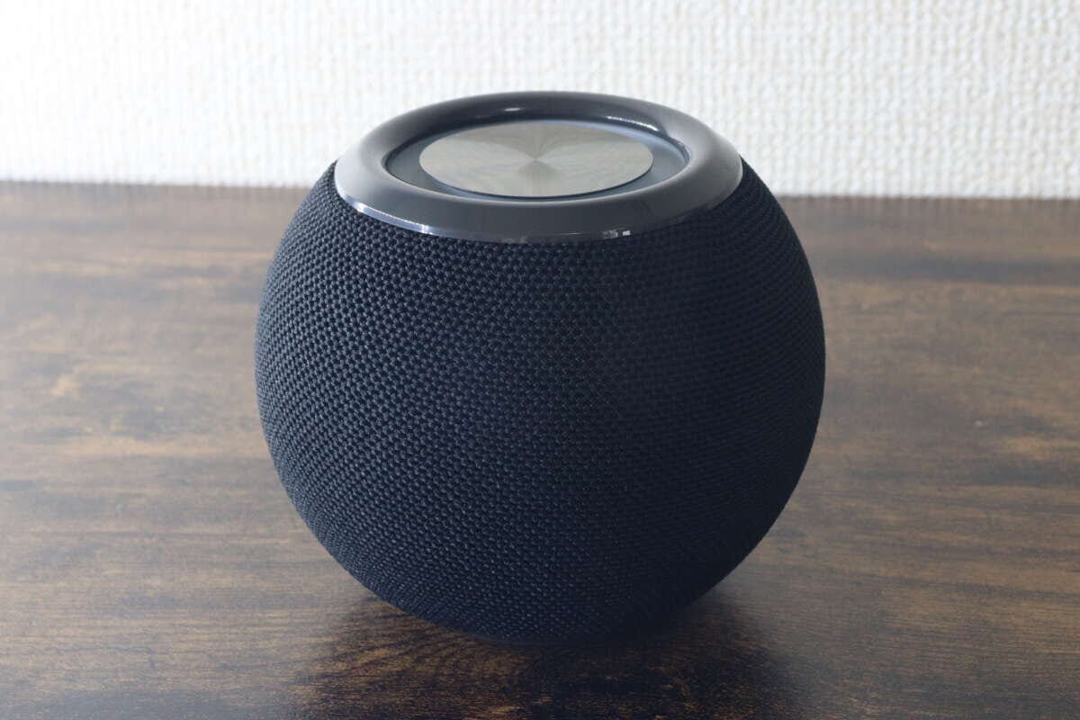 ネット素材で包まれたコロンとした黒いボール形スピーカー本体 ネット素材で包まれたコロンとした黒いボール形スピーカー本体