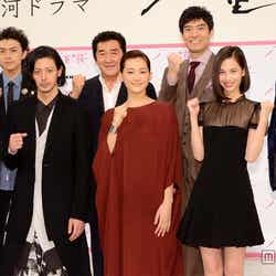 2013年NHK大河ドラマ「八重の桜」出演者(前段左から)谷村美月、オダギリジョー、綾瀬はるか、水原希子(後段左から)勝地涼、松方弘樹、高嶋政宏、及川光博