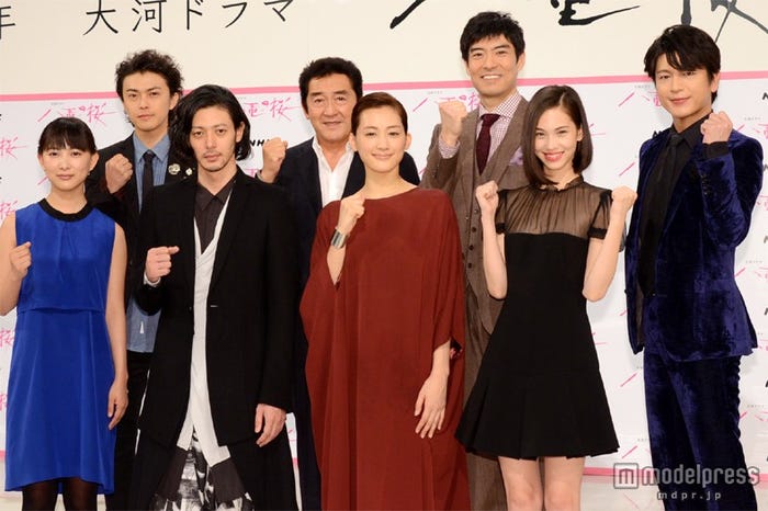 2013年NHK大河ドラマ「八重の桜」出演者(前段左から)谷村美月、オダギリジョー、綾瀬はるか、水原希子(後段左から)勝地涼、松方弘樹、高嶋政宏、及川光博
