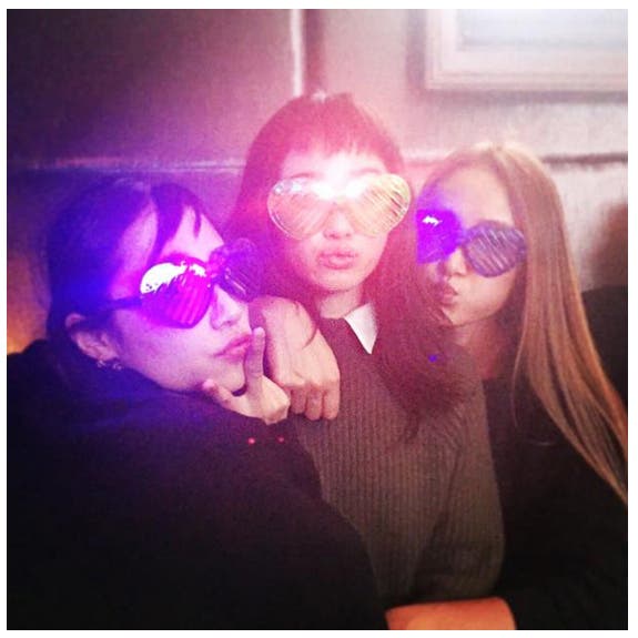 モデル仲間と盛り上がる夜/Twitterより