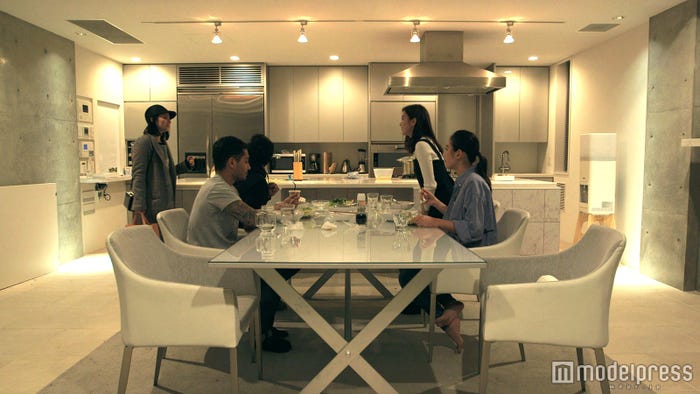 新メンバーの美咲(右上)『TERRACE HOUSE BOYS & GIRLS IN THE CITY』24th WEEK(C)フジテレビ/イースト・エンタテインメント