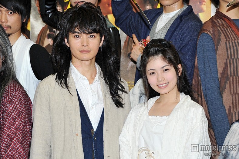 （左から）瀬戸康史、小芝風花