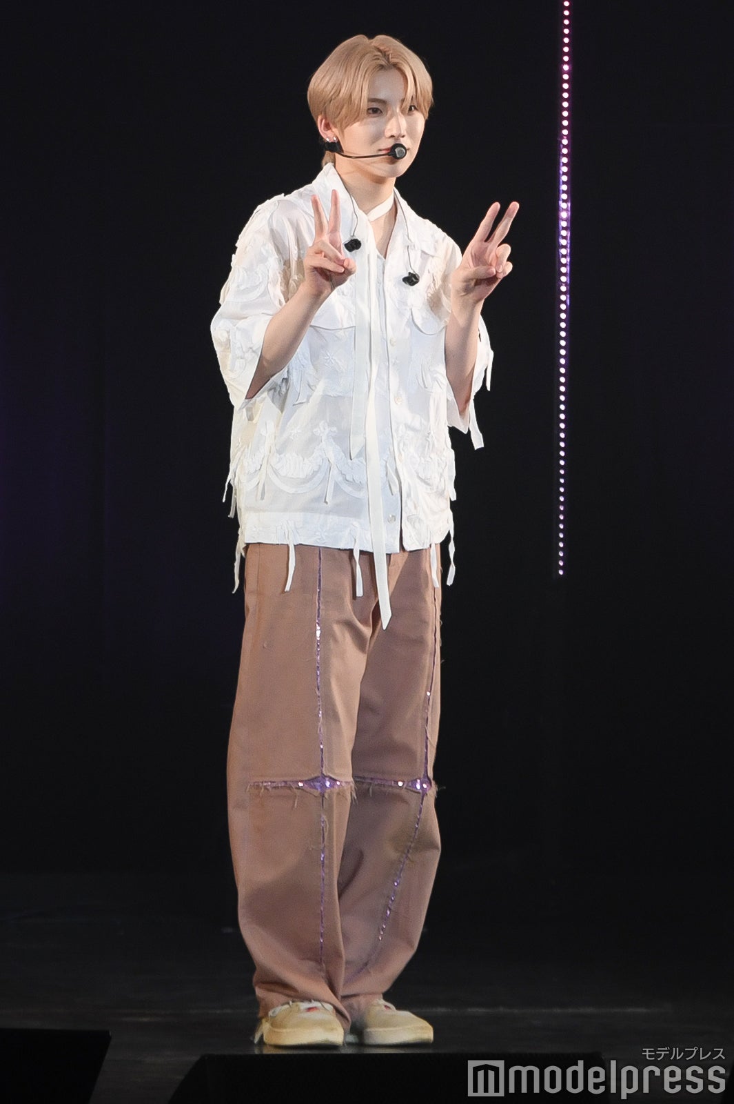 お茶目にピースするYUMA（C）モデルプレス