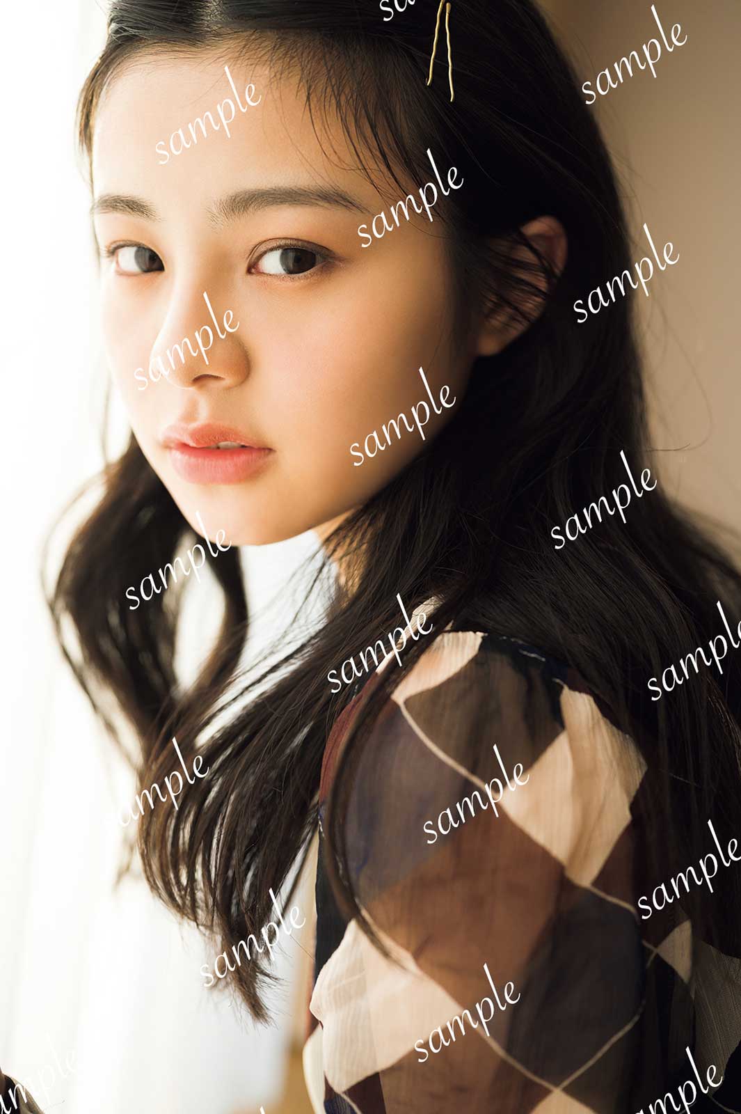 本間日陽1st写真集「ずっと、会いたかった」ポストカード「ゲレンデデート編」／撮影：酒井貴弘（C）KOBUNSHA