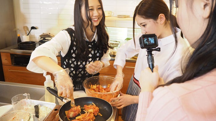 古畑奈和、北川綾巴(C)テレビ朝日