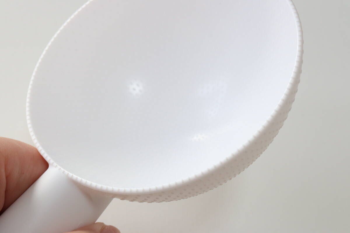 セリアのエンボス加工が施された一気にすくえる！しゃもじ