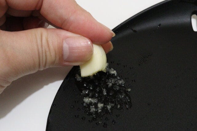 ダイソー　水切りできるD型まな板　使用例　おろし金