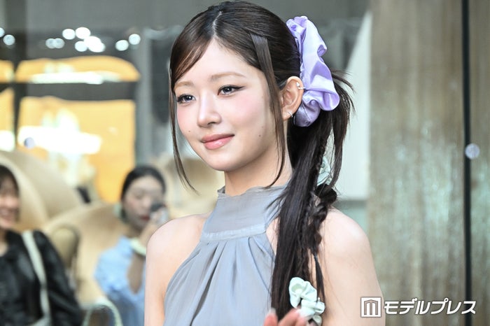 IVEレイ、東京・青山に降臨 美肩際立つドレス＆個性派サイドポニーでオーラ放つ【TAMBURINSポップアップストア】