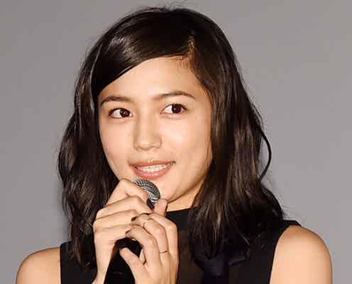 川口春奈、大胆露出で魅了 石原さとみも「色っぽくなった」と絶賛
