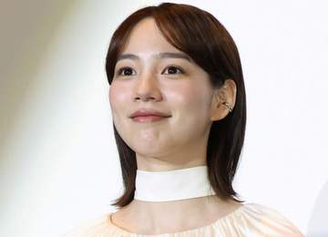 「最高にステキ」「ますます美人に」「コンストラストが綺麗」のん ドラマオフショで着こなした姿に反響