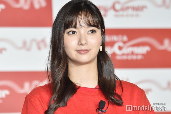 新川優愛/ヘアカット前の写真(C)モデルプレス