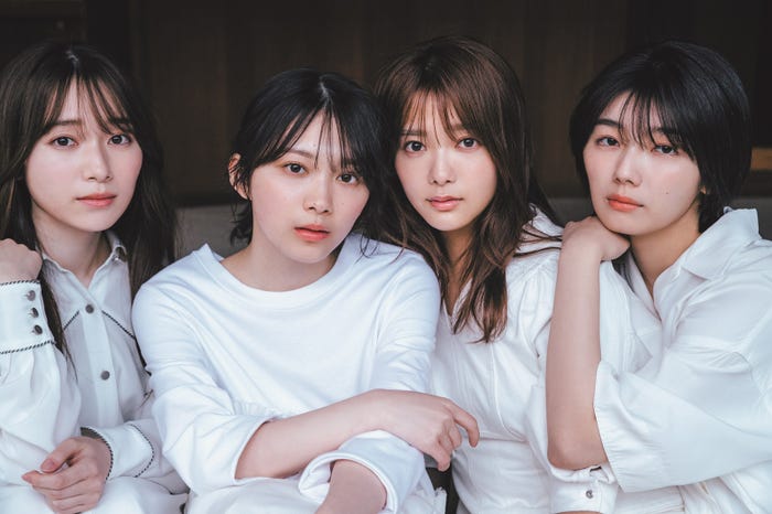 (左から)守屋麗奈、森田ひかる、田村保乃、藤吉夏鈴「B.L.T.」5月号ローソンエンタテインメント購入特典両面ポスター(裏) (画像提供:東京ニュース通信社)