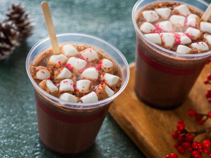 「トルバドールタバン」のホットカクテル 1杯780円。ココアにバーボンが加わり、マシュマロを溶かしながらいただく、寒い日にピッタリのカクテルです