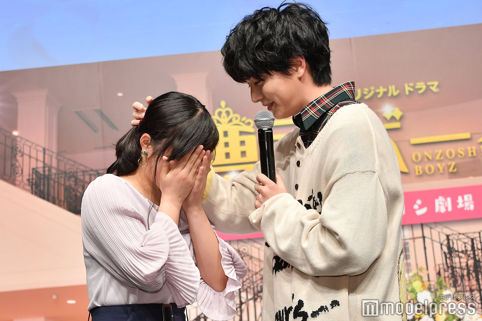 ファンを赤面させる稲葉友（C）モデルプレス