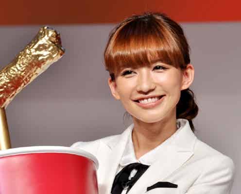 優木まおみ、ミニスカで美脚披露!「ケンタ」イベントでセクシーカーネルに