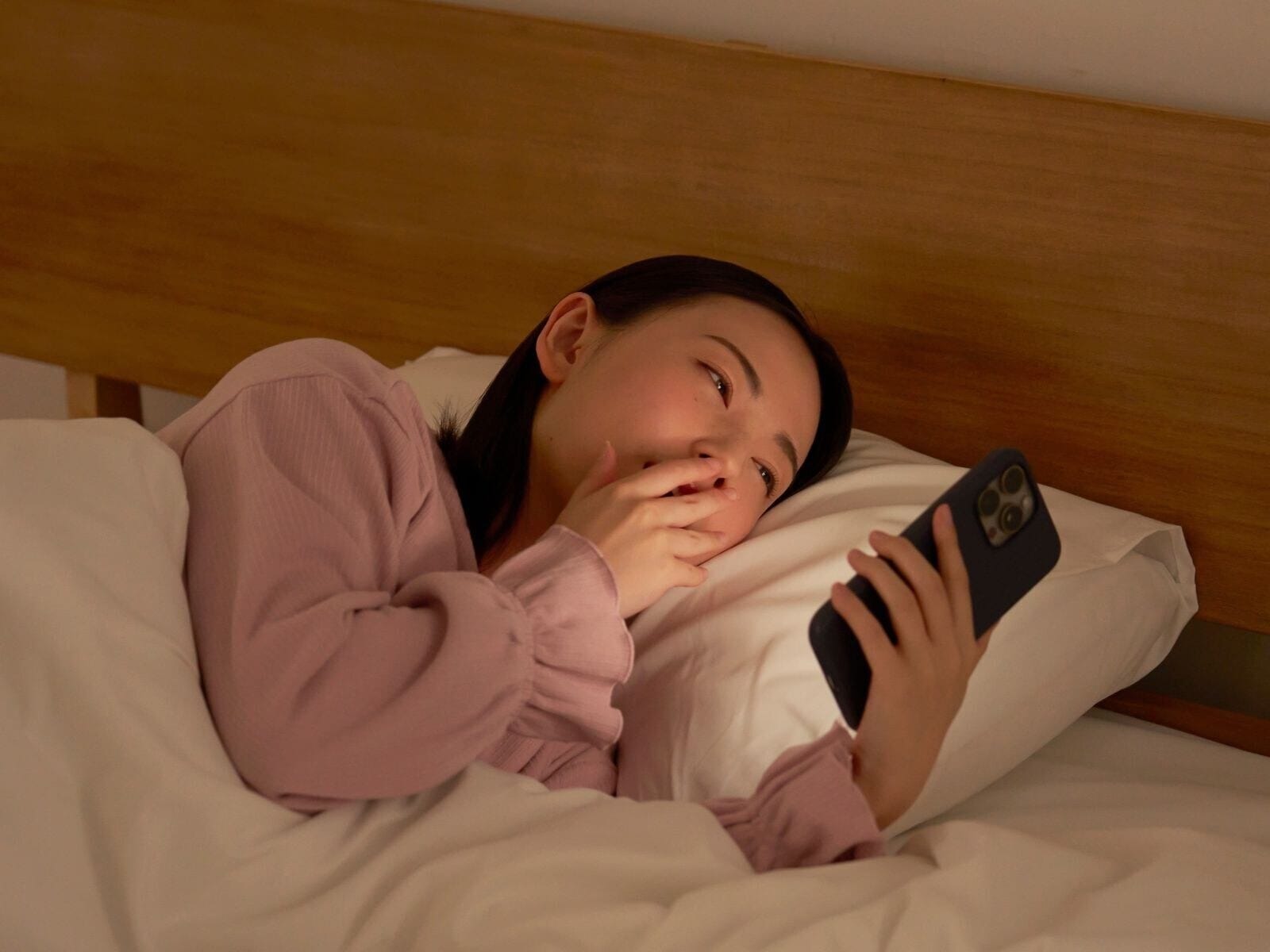「疲れた日は、動画を見ながらリフレッシュ」 実は疲労回復に逆効果!? 夜、避けるべきNG習慣
