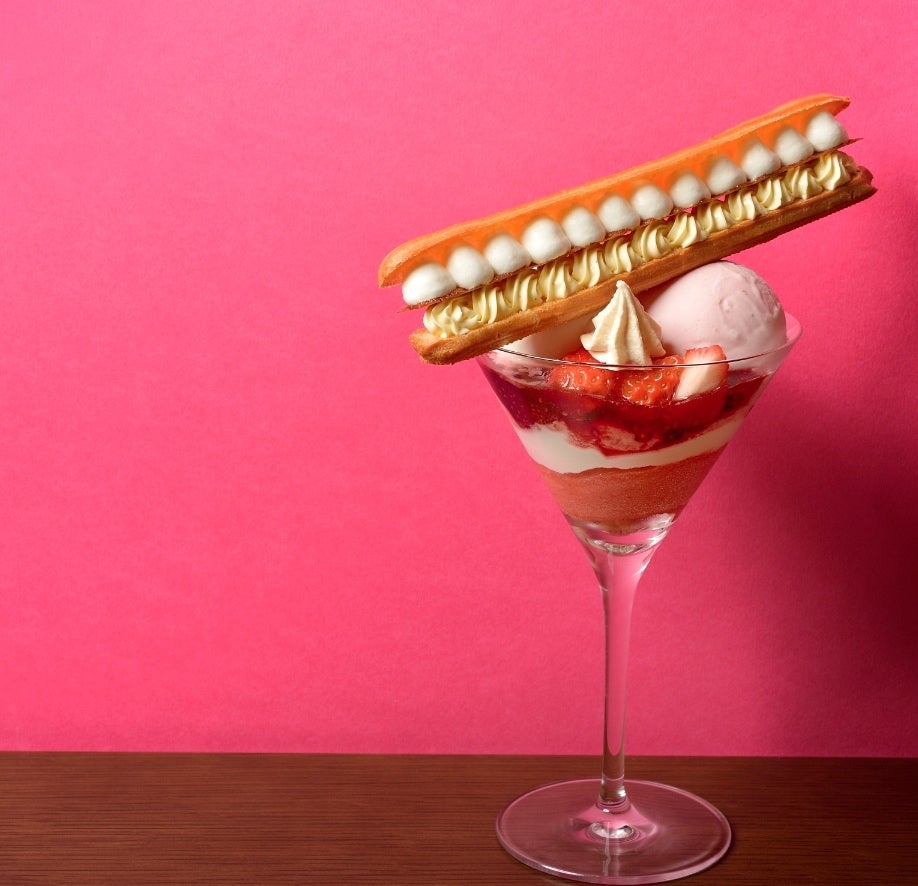 イチゴとエクレアのパフェ／画像提供：株式会社ジェイアール西日本伊勢丹