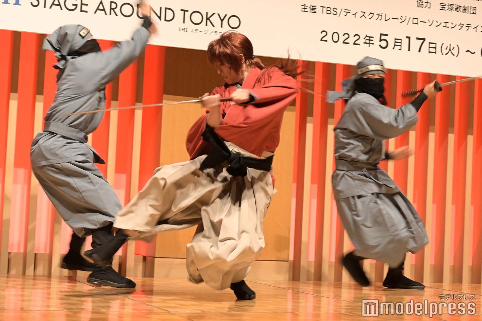 殺陣を披露する小池徹平（C）モデルプレス