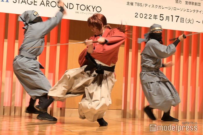 殺陣を披露する小池徹平(C)モデルプレス