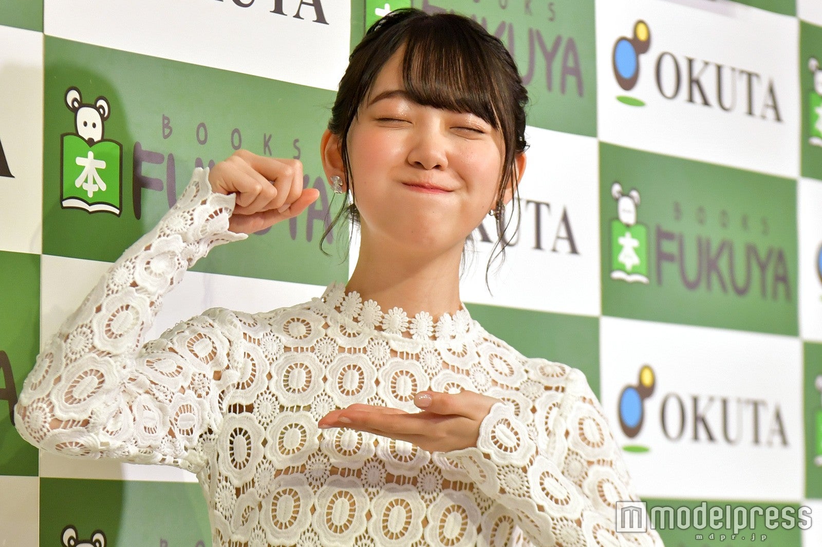 “もぐもぐ”顔のリクエストに応える堀未央奈（C）モデルプレス