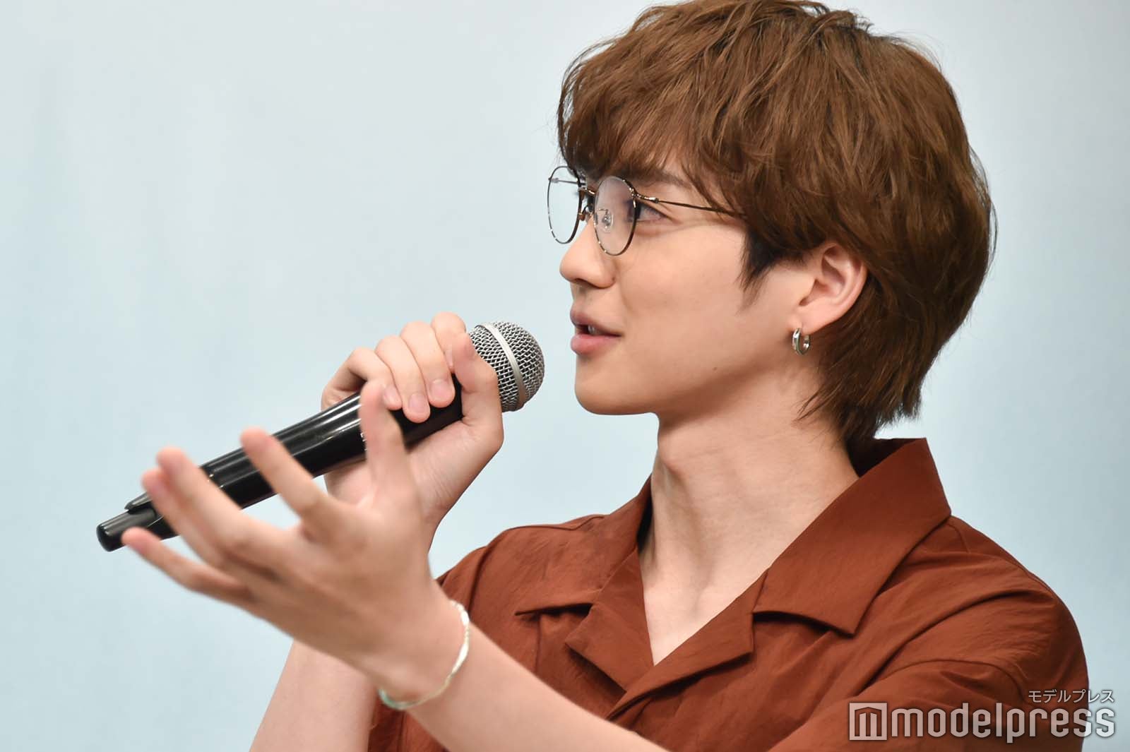 地元・宮崎県の星の綺麗さを熱弁する吉野北人 （C）モデルプレス