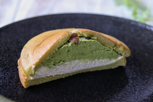 ファミマのダブルクリームサンド抹茶＆ホイップクリーム断面
