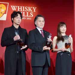 「ウイスキーヒルズアワード2013」を受賞した綾野剛（左）、北大路欣也（中）、菅野美穂（右）