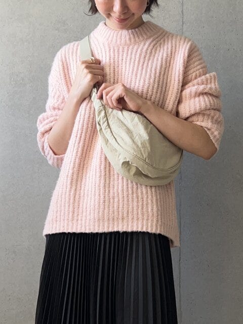 ラウンドミニショルダーバッグを肩からかけたところ