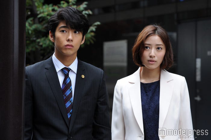 賀来賢人、岡本あずさ「グッドパートナー 無敵の弁護士」場面カット/画像提供:テレビ朝日