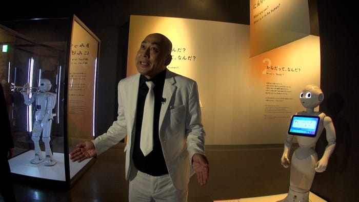 ロボット展でペッパー君の真似をする長谷川雅紀(C)日本テレビ