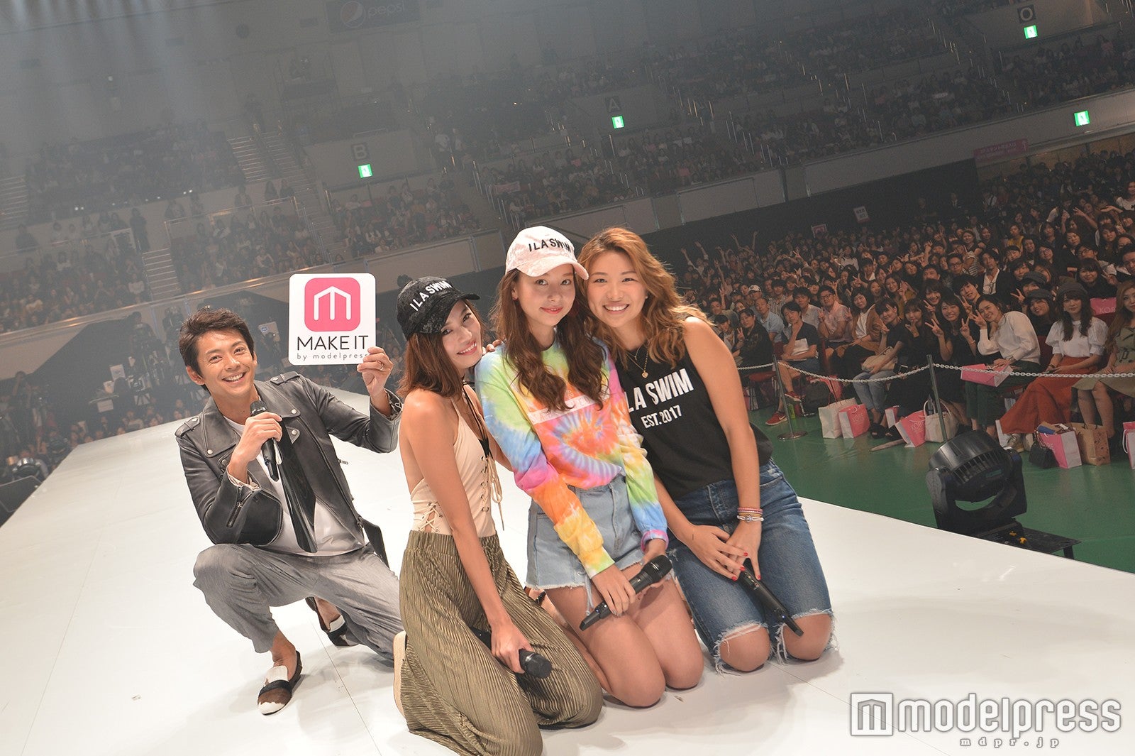 島袋聖南、Niki、エビアンらテラハメンバー、ランウェイから観客と記念撮影＜神戸コレクション×メイクイット＞