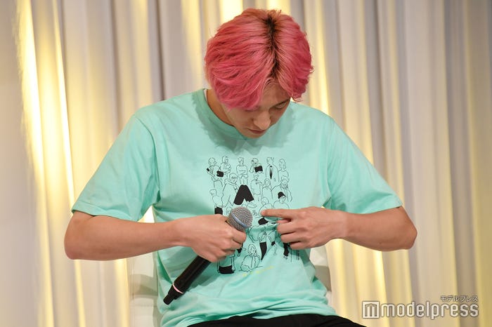 チャリTシャツに隠された地球を指差す兼近大樹(C)モデルプレス