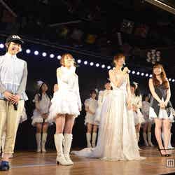 篠田麻里子の卒業を祝うため駆けつけた峯岸みなみ（左）／篠田麻里子卒業公演より（C）AKS