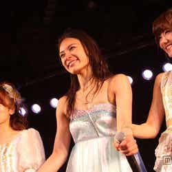 (左から)梅田彩佳、秋元才加、宮澤佐江(C)AKS