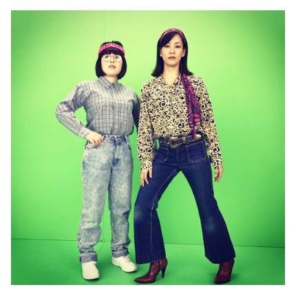 “ダサかわデニムファッション”を披露したブルゾンちえみ・水川あさみ/ブルゾンちえみオフィシャルブログ(Ameba)より