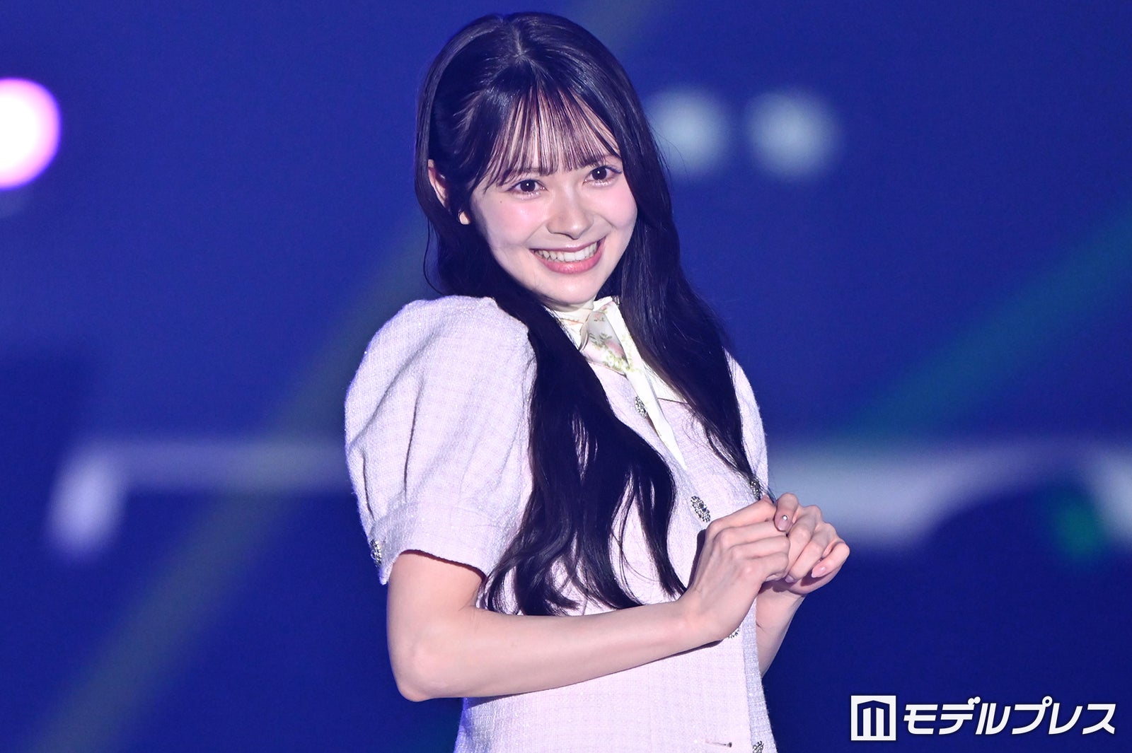 AKB48新センター・伊藤百花、美脚際立つミニスカ春コーデ 笑顔でファンにお手振り＆「名残り桜」ポーズも【超十代2026】