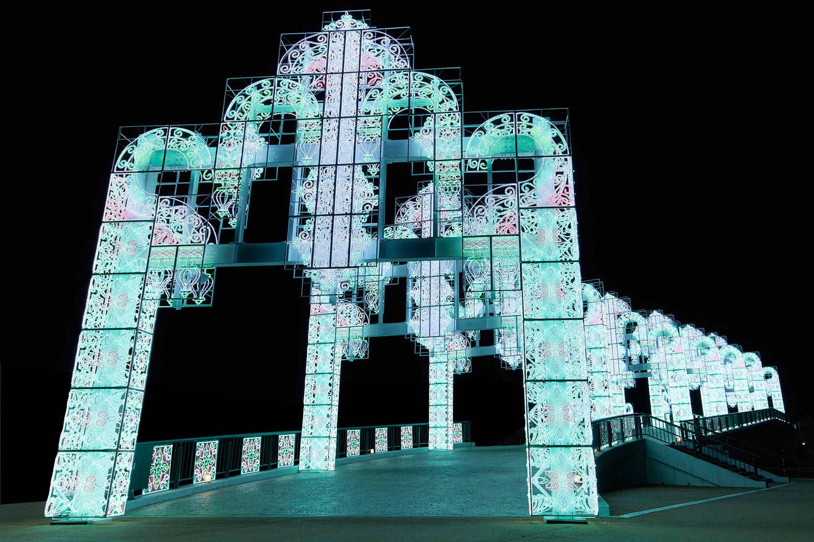 100万球のイルミネーションアーチ「幸運のレインボーアーチ」／画像提供：ラグーナテンボス