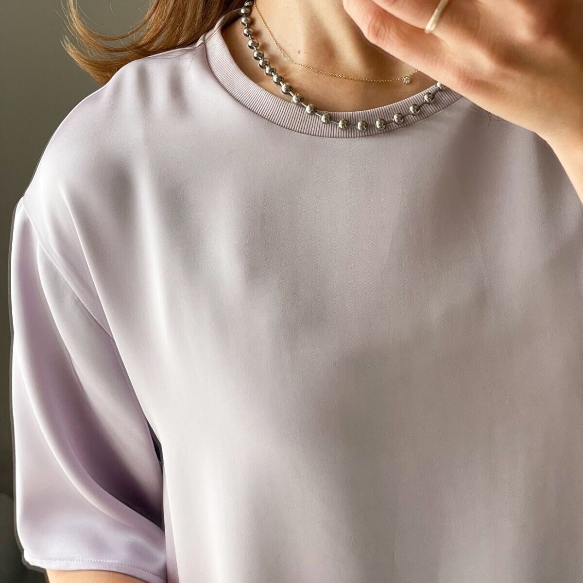 ユニクロ　サテンオーバーサイズショートブラウス　Tシャツ素材の襟ぐりアップ