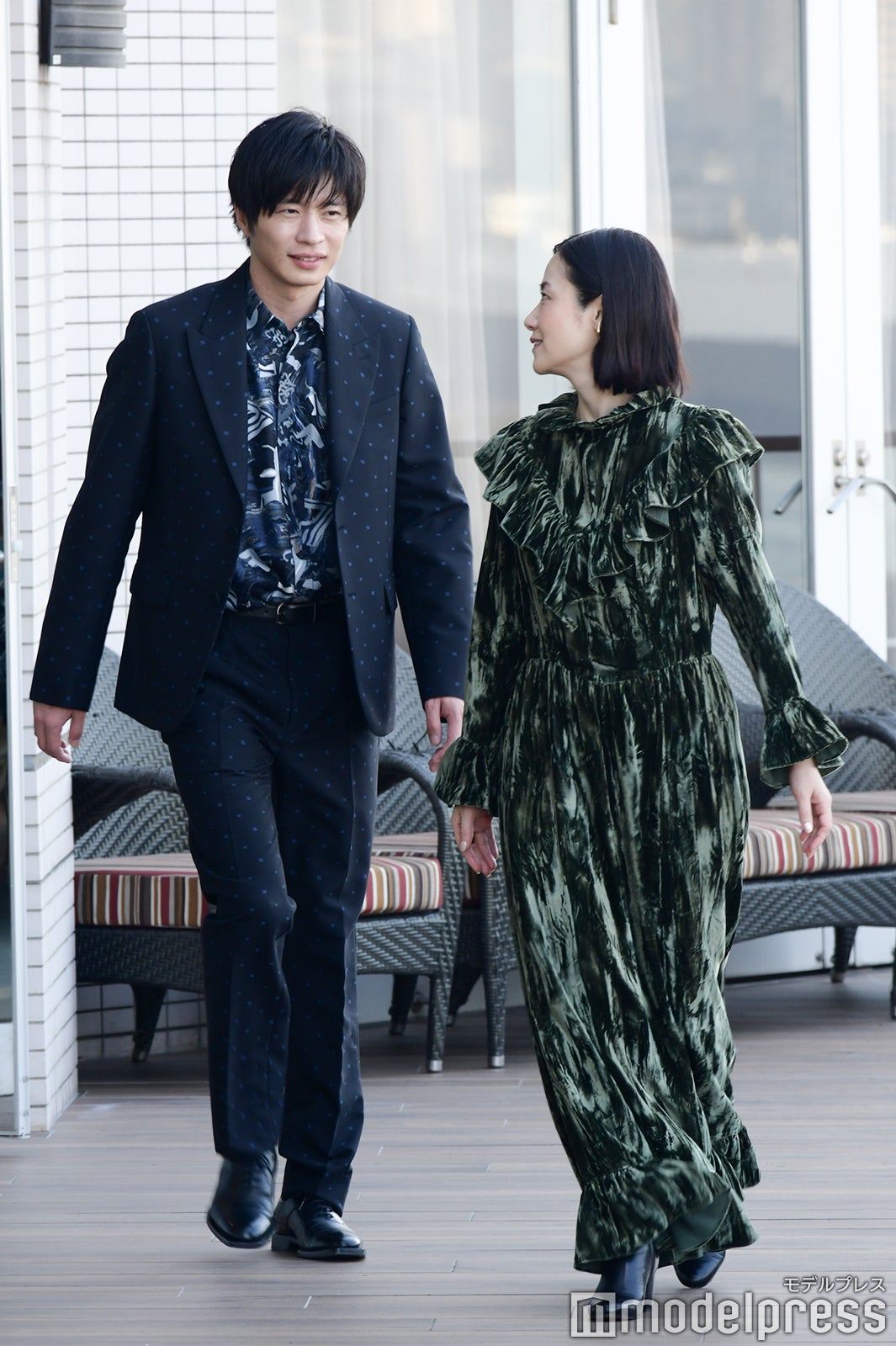 海の風を感じながら歩く田中圭、原田知世 （C）モデルプレス