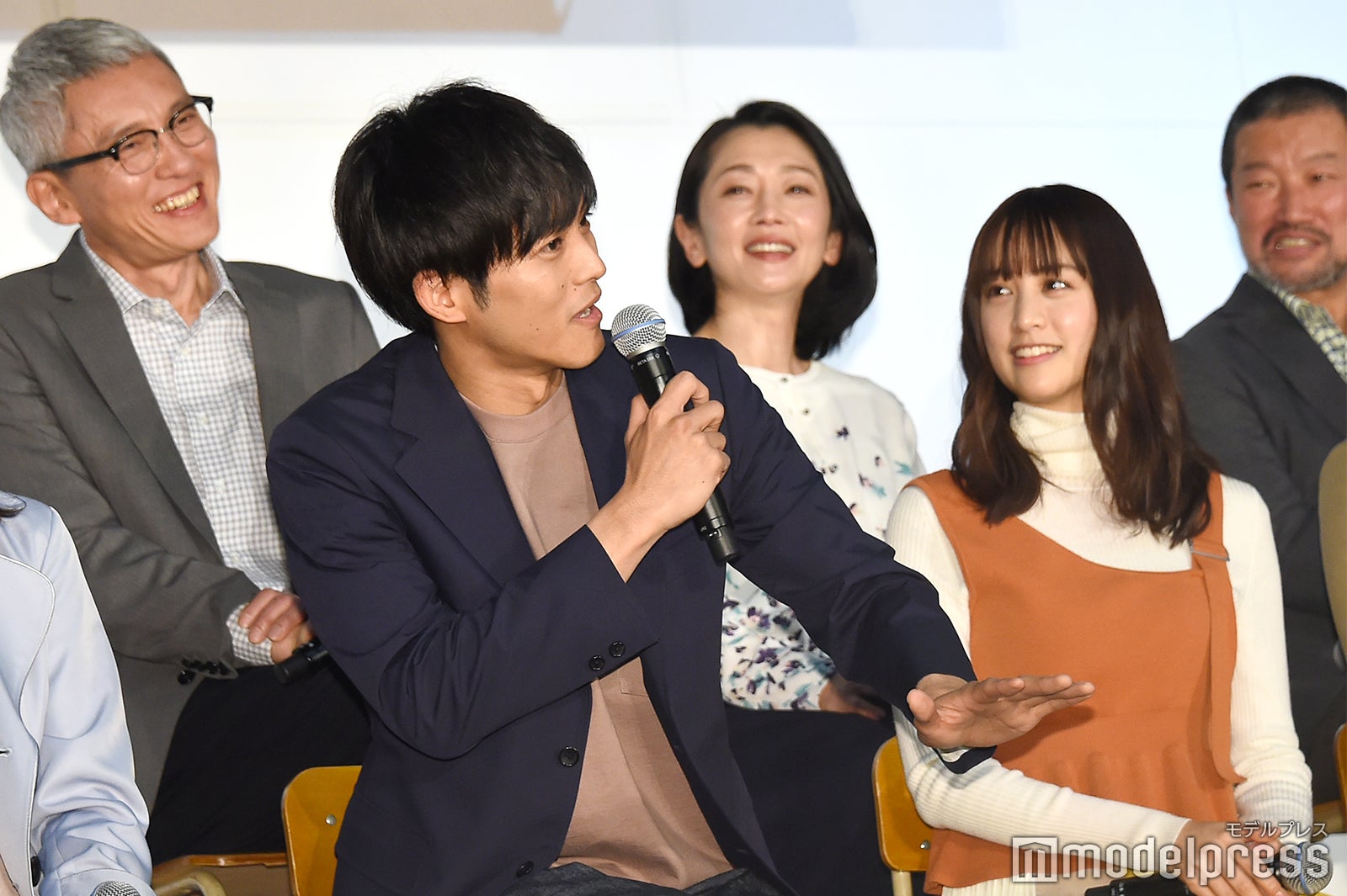 バレンタインデーなんて気にしてない様子で机の中を探る松坂桃李／バレンタインデーのエピソードを再現 （C）モデルプレス