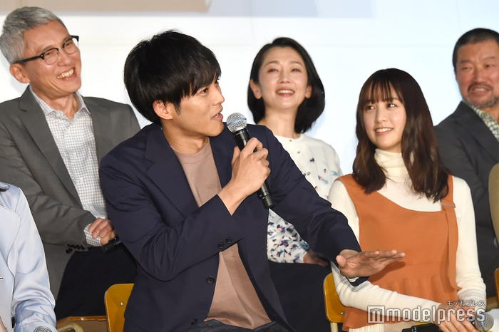 バレンタインデーなんて気にしてない様子で机の中を探る松坂桃李/バレンタインデーのエピソードを再現 (C)モデルプレス