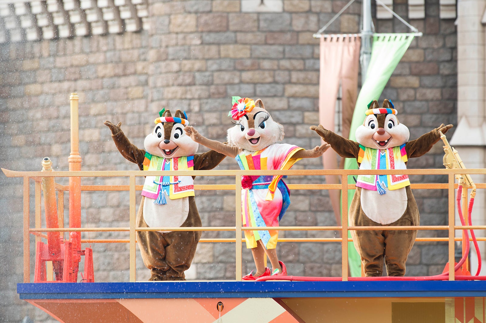 「彩涼華舞」（C）Disney