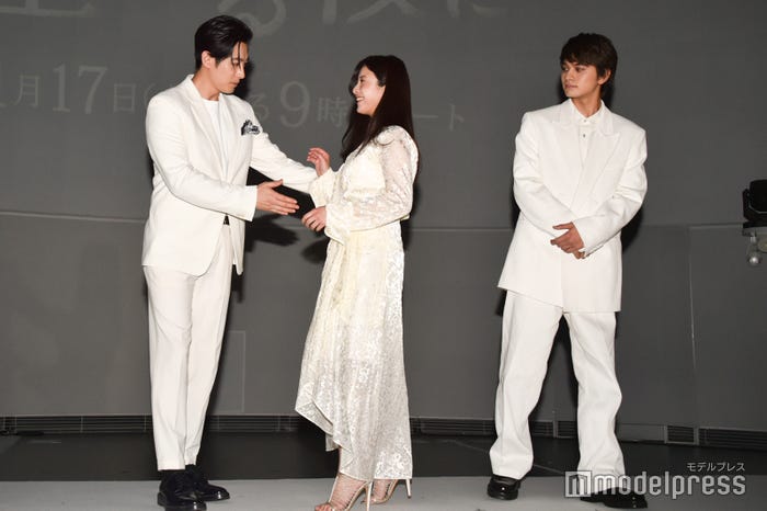 降壇時、吉高由里子のエスコートを率先して行おうとするディーン・フジオカ (C)モデルプレス