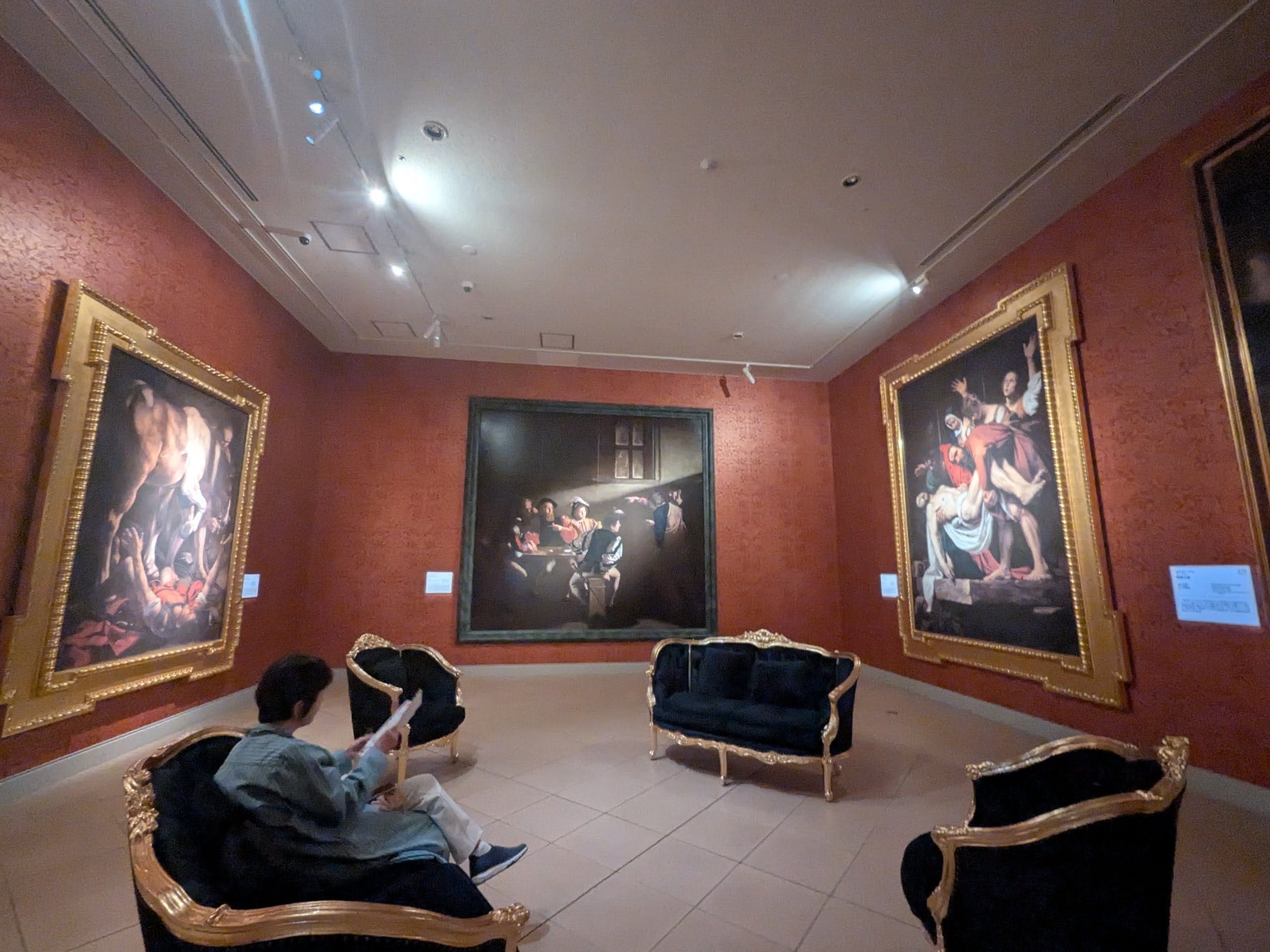 大塚国際美術館では、 キリストの埋葬(右手)を含むカラヴァッジョの作品もゆっくり鑑賞可能。万博で観た人も観られなかった人も思い思いに楽しめます