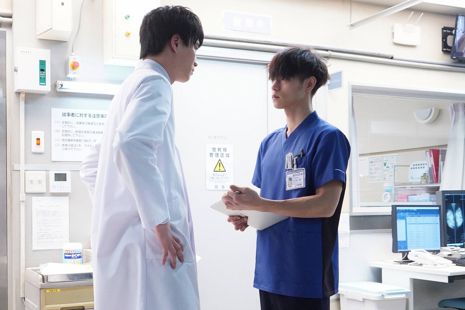 鈴木伸之、窪田正孝／「ラジエーションハウス～放射線科の診断レポート～」第9話より（C）フジテレビ