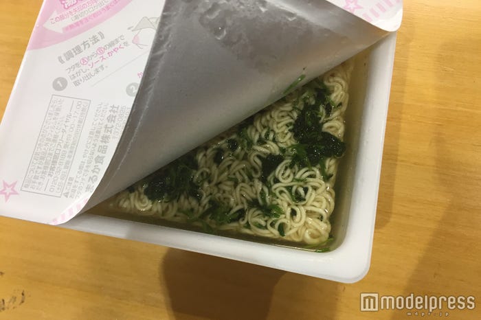 お湯を注いで3分待機(C)モデルプレス