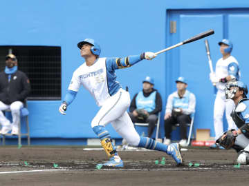 日本ハム・水谷が“チーム1号”の先頭打者弾→2打席連発の大暴れ キャンプ地で初の紅白戦 スタンドどよめく