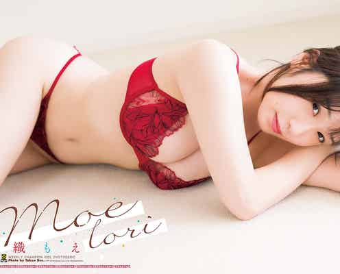 伊織もえ、豊満バスト際立つ真っ赤なランジェリー姿で魅了