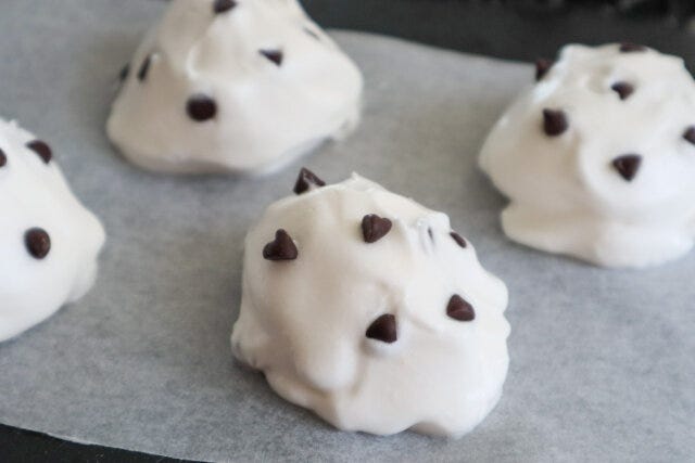 チョコチップをトッピングする