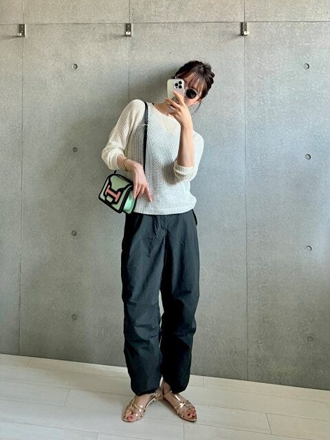 メッシュセーター　カーゴパンツ　コーデ